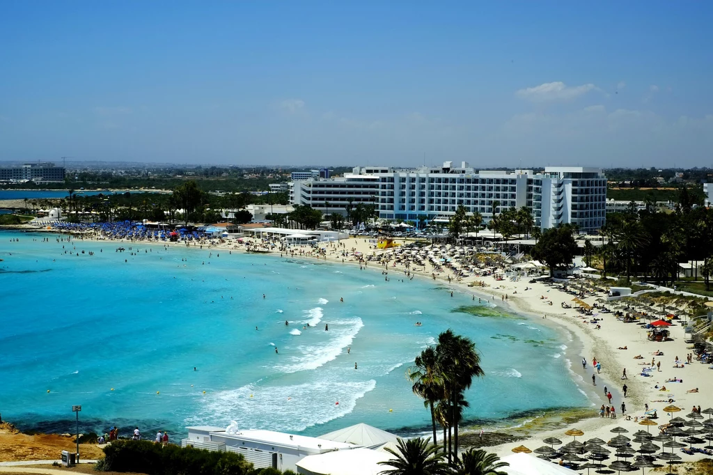 Plaże na Cyprze zachęcają plażowiczów do wypoczynku błękitną wodą