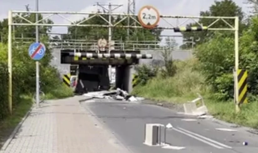Brama jest o 10 cm wyższa niż przejazd pod wiaduktem Brama jest o 10 cm wyższa niż przejazd pod wiaduktem