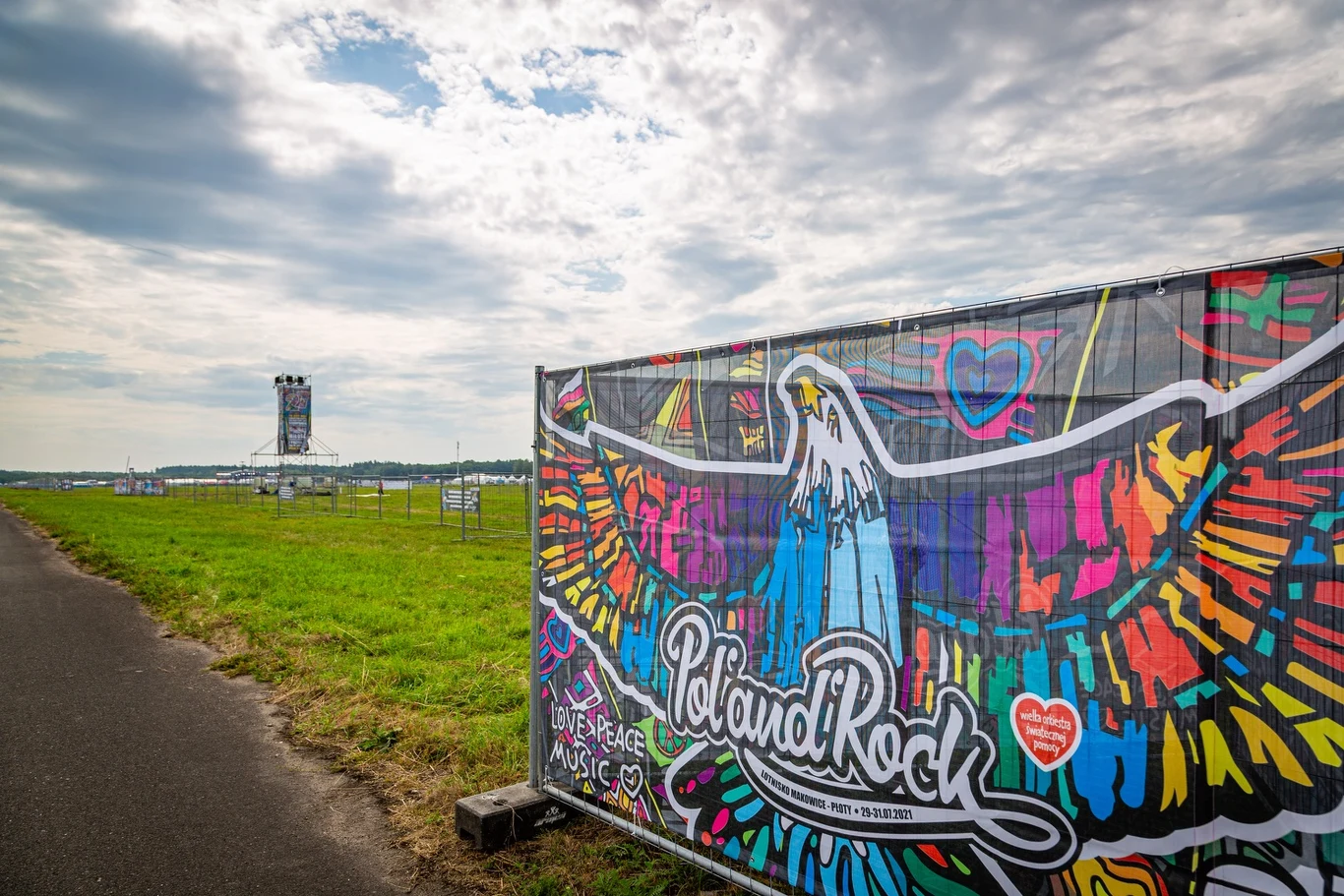 Uczestnicy są wpuszczani na teren byłego lotniska Makowice - Płoty od 27 lipca.