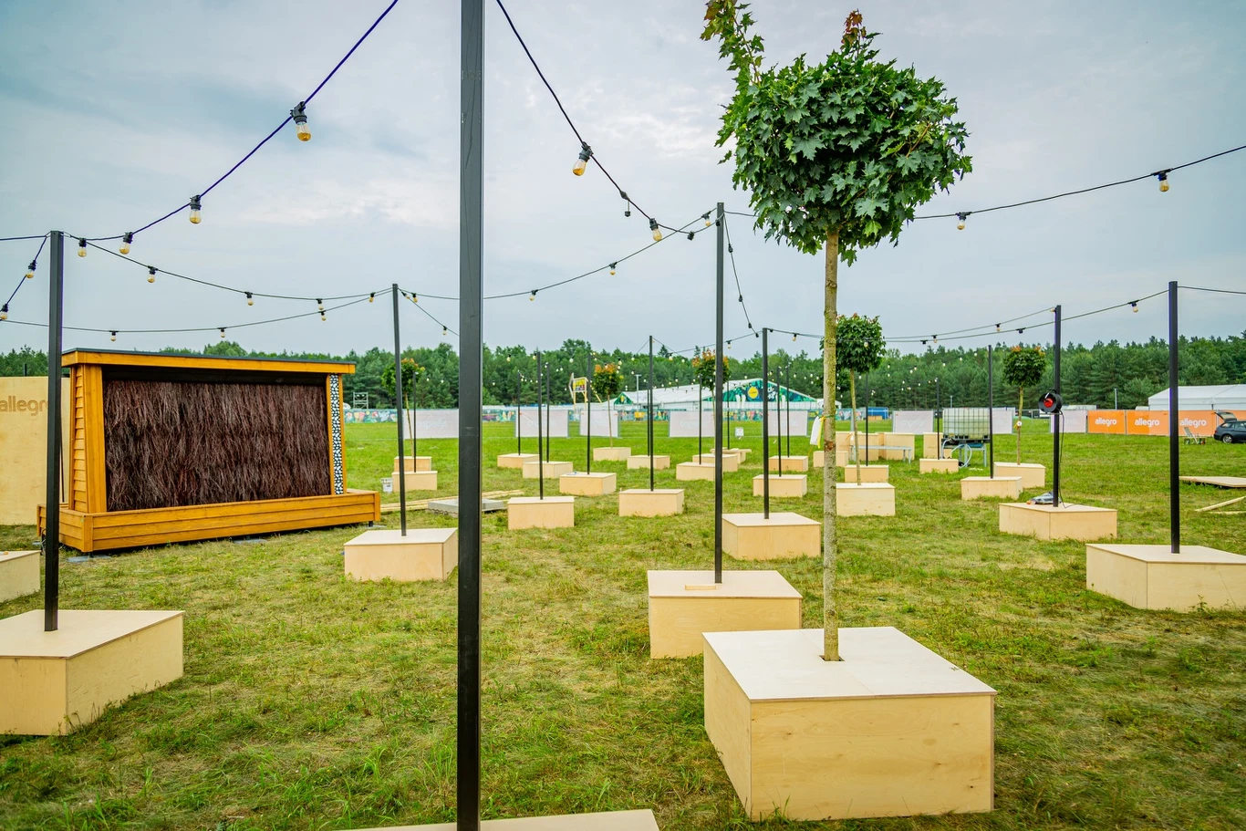 Pol'and'Rock Festival po raz pierwszy odbywa się w Makowicach - Płotach. W 2020 r. z powodu pandemii koronawirusa imprezę zorganizowano jako Najpiękniejszą Domówkę Świata, z koncertami w studiu w Warszawie dla internautów i ograniczonej liczby uczestników.