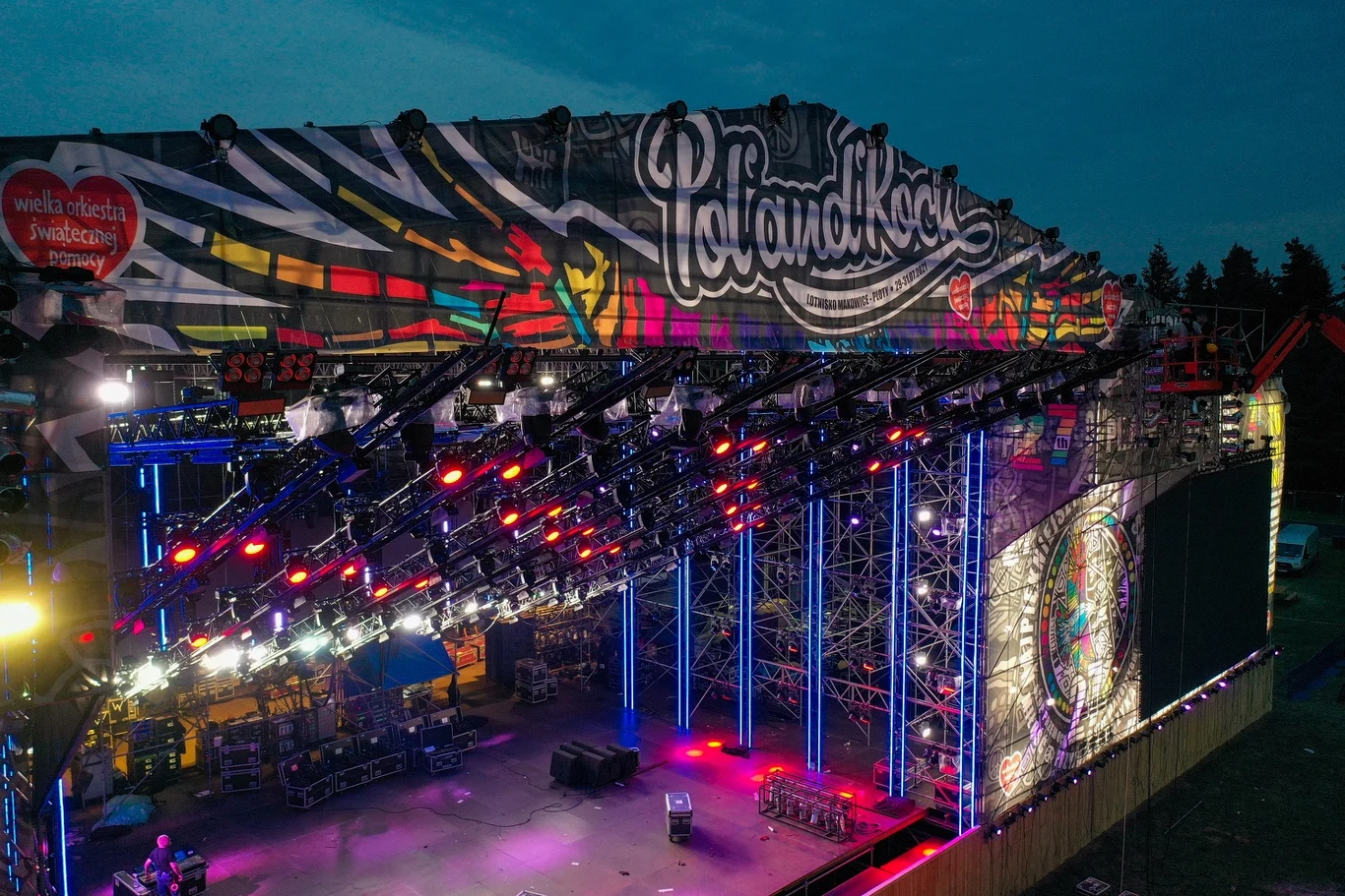 Duża Scena Najpiękniejszego Festiwalu Świata liczy niemal 70 metrów szerokości i 18 m wysokości. 