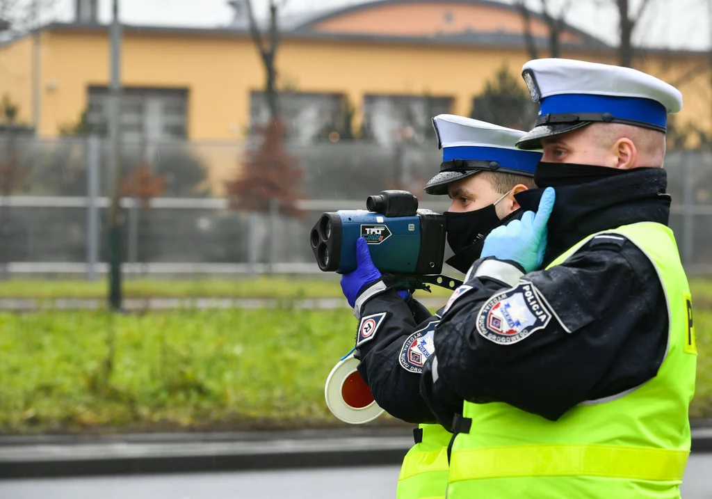 Policjanci na drodze będą mogli nakładać mandaty do 5 tys. zł. By kierowcy nie bronili się w sądach, sądy będą mogły nałożyć grzywnę do 30 tys. zł.