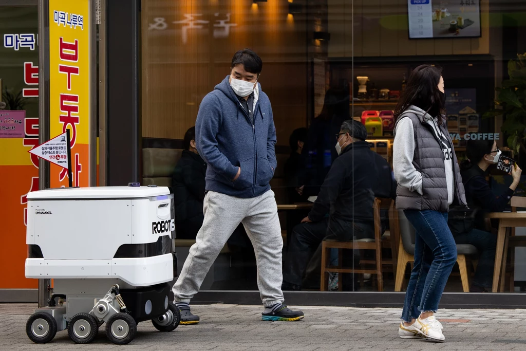 Autonomiczny robot jeżdżący na jednej z koreańskich ulic