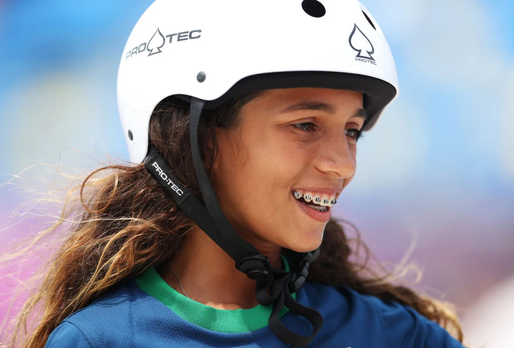 Leal w poniedziałek zajęła drugie miejsce w skateboardingu kobiet w Tokio. Została tym samym najmłodszym sportowcem w historii Brazylii, który zdobył medal olimpijski Leal w poniedziałek zajęła drugie miejsce w skateboardingu kobiet w Tokio. Została tym samym najmłodszym sportowcem w historii Brazylii, który zdobył medal olimpijski