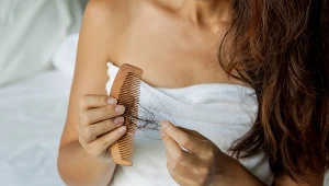 Nadmiernie wypadające włosy są często objawem osłabienia lub stanu zapalnego