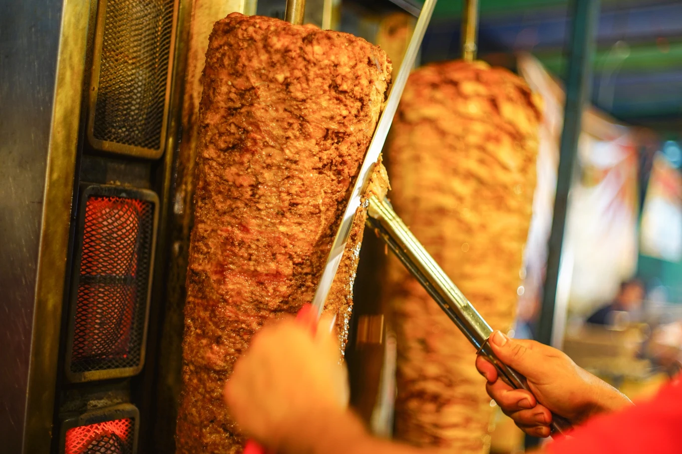 Pierwsze skrzypce w kebabie gra oczywiście mięso. Często wątpliwej jakości... Pierwsze skrzypce w kebabie gra oczywiście mięso. Często wątpliwej jakości...