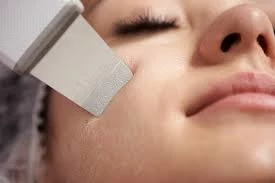 Peeling kawitacyjny działa na skórę twarzy ultradźwiękami