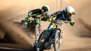 Kacper Pludra na pierwszym planie. Za nim Damian Dróżdż