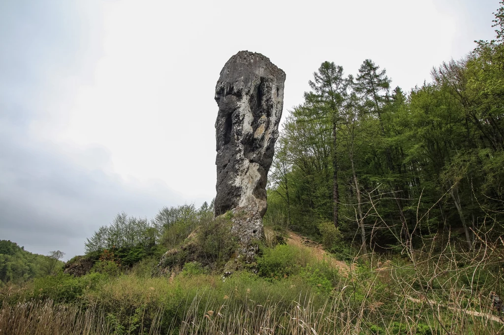 Maczuga Herkulesa jest nazywana także Czarcią Skałą z powodu jednej z legend