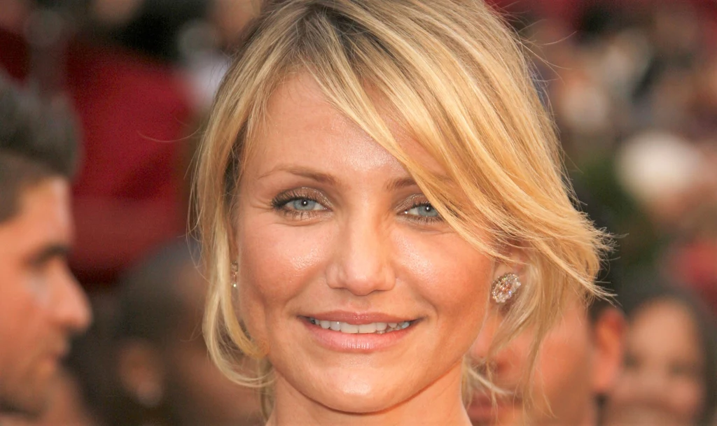 Cameron Diaz jest fanką grzywki czesanej na bok. Spójrzcie jak doskonale koresponduje z lekkimi upięciami włosów