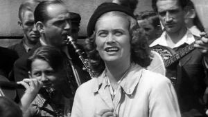 Kadr z filmu "Zakazane piosenki" (reż. Leonard Buczkowski)