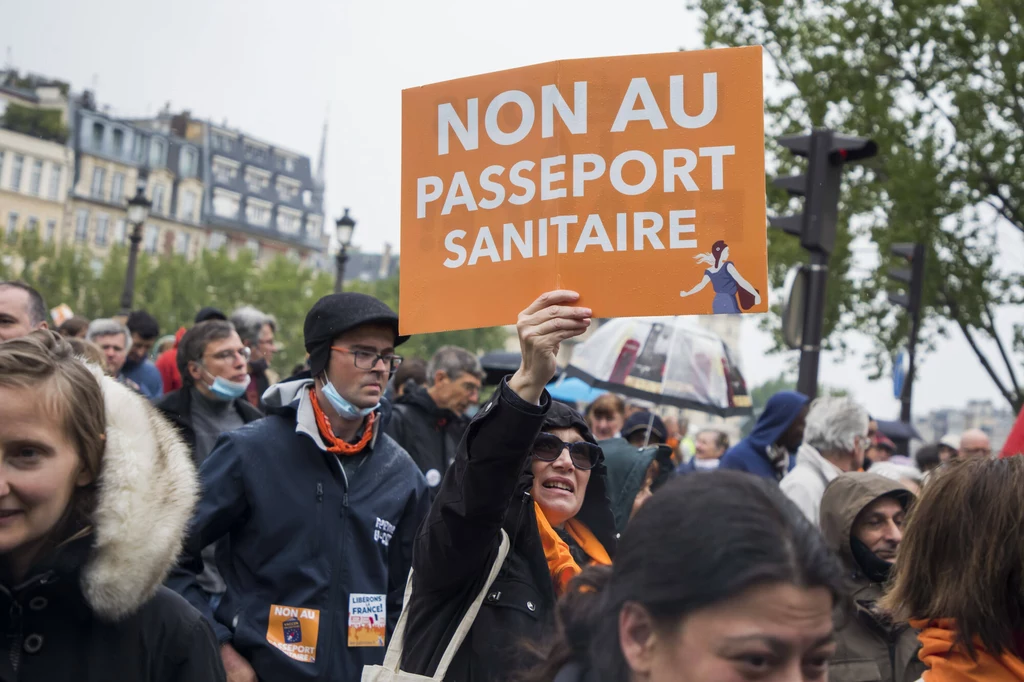 Manifestacja przeciw paszportom sanitarnym we Francji Manifestacja przeciw paszportom sanitarnym we Francji