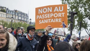 Manifestacja przeciw paszportom sanitarnym we Francji