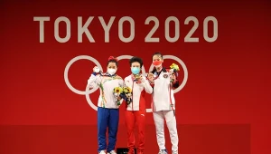 Komplet medalistek po rywalizacji sztangistek w kategorii do 49 kg  