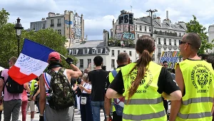 Protest przeciw paszportowi covidowemu w Paryżu