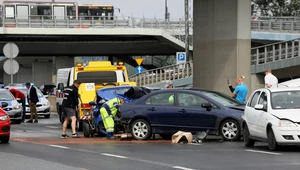 Liczba wypadków spada od lat, ale wciąż ginie w nich dużo ludzi. To nie tylko sprawa prędkości, ale również braku bezpiecznych dróg czy starych, często powypadkowych samochodów