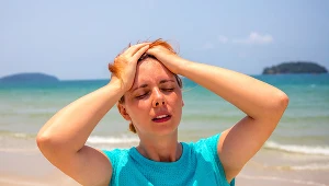 Słońce przygrzewa szczególnie w głowę i kark, co sprawia, że cierpi głównie system nerwowy - może dojść do przekrwienia opon mózgowych i mózgu