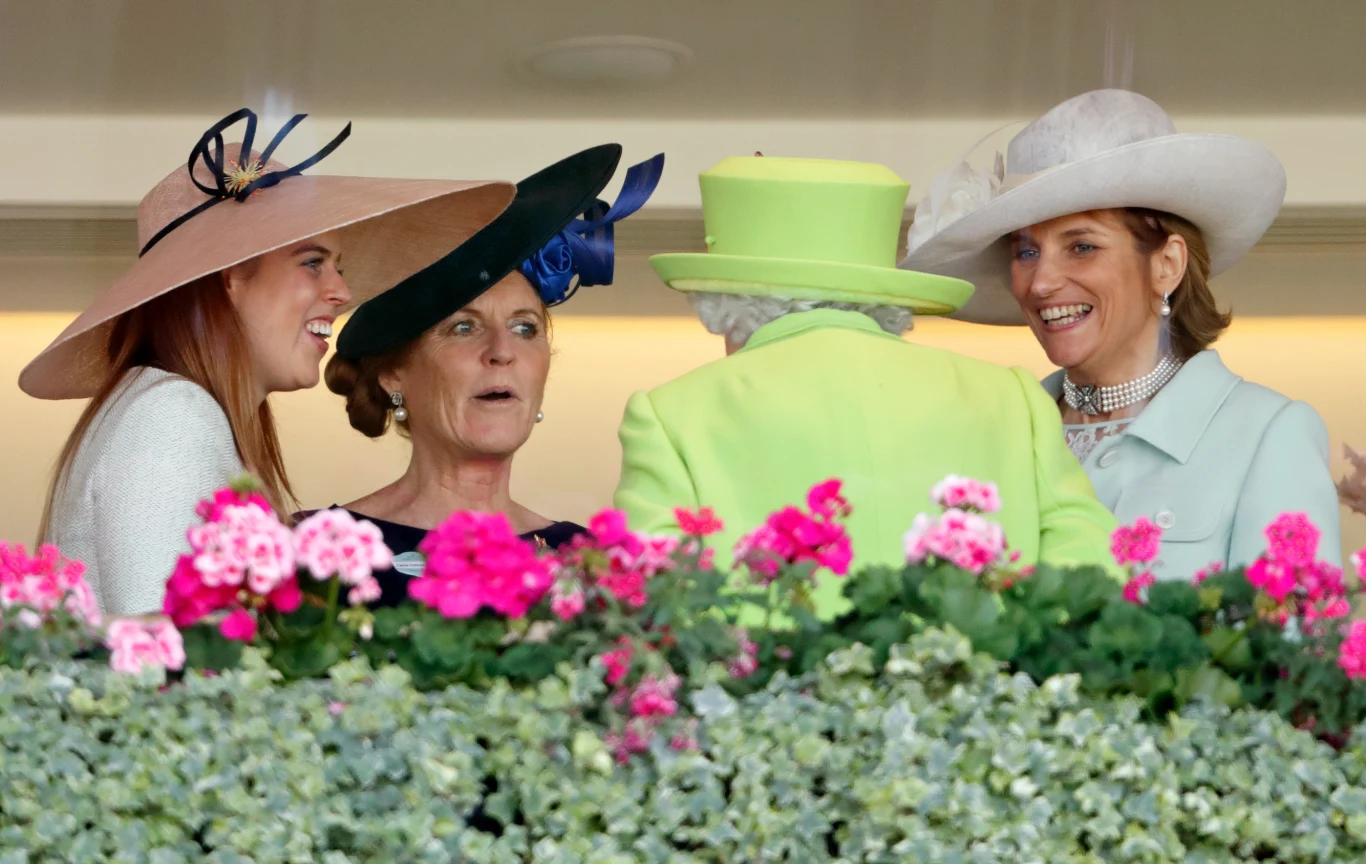 Księżniczka Beatrice, Sarah, Duchess of York i Lady Carolyn Warren rozmawiają z Elżbietą II
