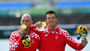 Bracia Sinkovic w trakcie dekoracji medalowej