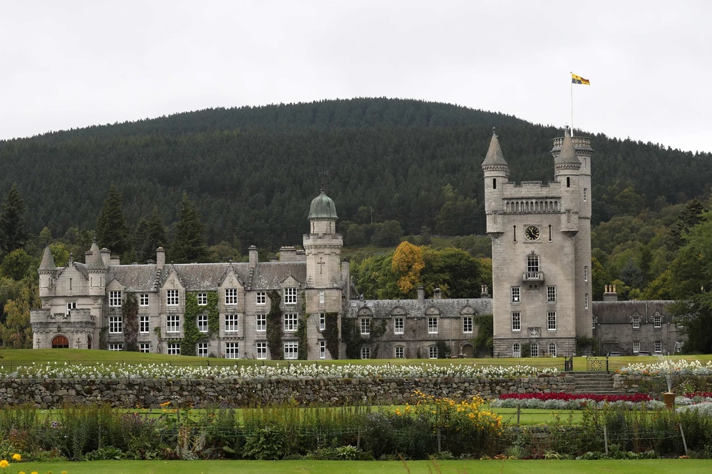 Należący do królowej zamek Balmoral w Szkocji, jedna z głównych rezydencji brytyjskiej monarchini. 