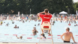 Ratownika na basenie może liczyć na zarobki w wysokosci 18-20 zł za godzinę pracy