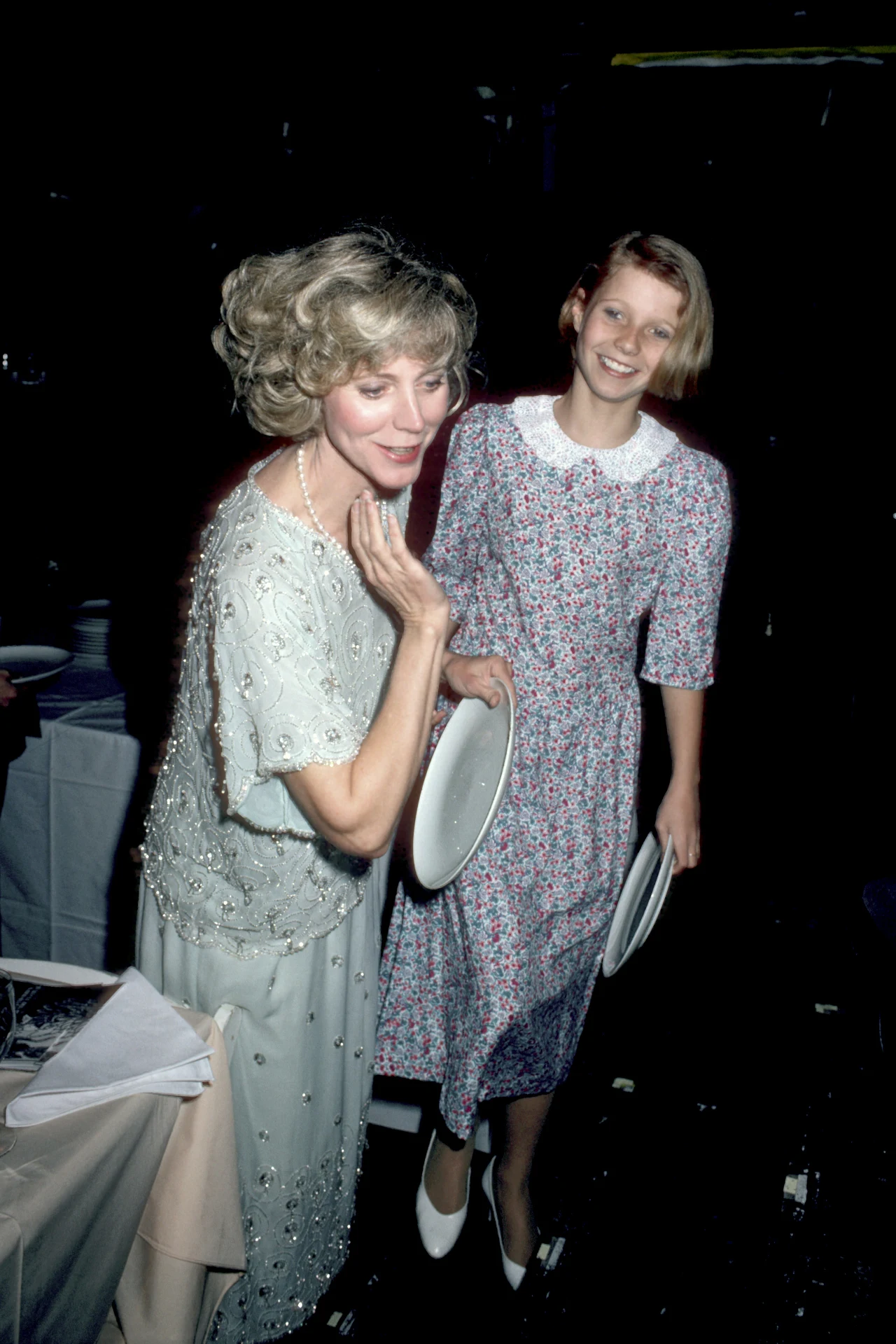 Paltrow urodziła się 27 września 1972 roku w Los Angeles jako córka producenta telewizyjnego Bruce'a Paltrowa i aktorki Blythe Danner (na zdjęciu). Przodkowie gwiazdy mieszkali w zaborze rosyjskim, a rodzina ojca pochodziła z okolic Mińska. Gwyneth dorastała w Santa Monica, następnie przeprowadziła się do Nowego Jorku, gdzie ukończyła prywatną żeńską szkołę średnią Spence School. Po kilku miesiącach spędzonych na Uniwersytecie Kalifornijskim, gdzie studiowała antropologię, podjęła decyzję o rezygnacji z uniwersyteckiej kariery na rzecz poświęcenia się tej aktorskiej.