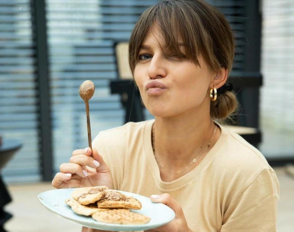Anna Lewandowska radzi, by na urlopie próbować nowych smaków, ale jednocześnie przestrzegać zasad zdrowego żywienia 