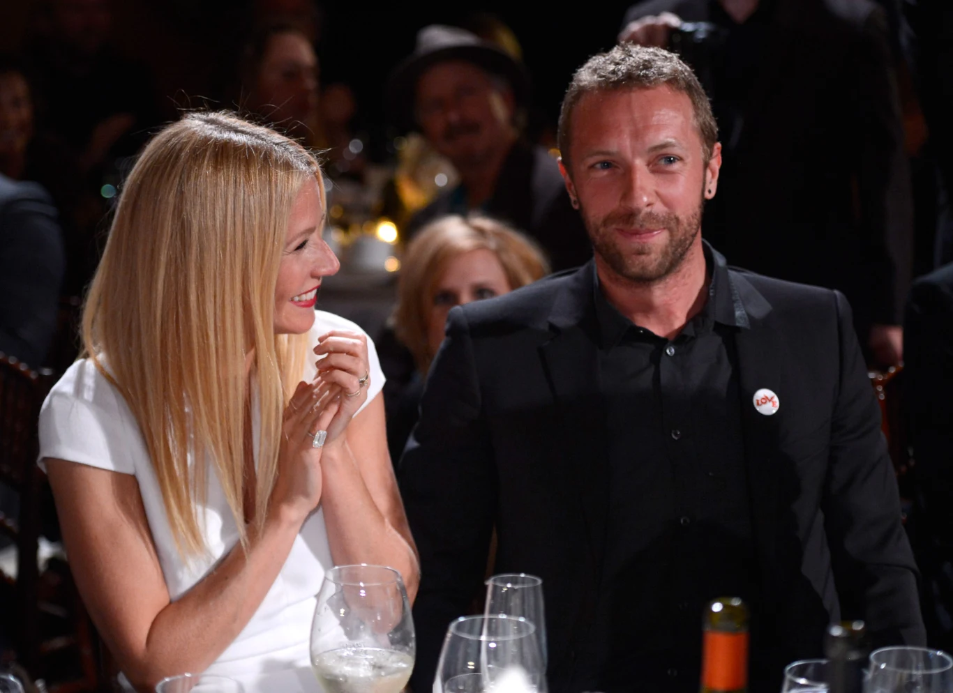 Prywatnie związana była z wokalistą zespołu Coldplay, Chrisem Martinem (na zdjęciu), z którym ma dwójkę dzieci - córkę Apple Blythe Alison i syna Mosesa Bruce'a Anthony'ego. Para rozwiodła się w 2015 roku. 

Jak wyjaśniła Paltrow w programie "Today Show", ich relacja przez te lata bardzo się zmieniała i teraz Martin jest jedną z najbliższych jej osób: "Jest jak mój brat. Wiesz, to moja rodzina. Kocham go" - wyznała Paltrow i dodała: "Jestem mu bardzo wdzięczna za to, że dał mi wspaniałe dzieci. Naprawdę muszę przyznać, że one się nam udały" - zapewniała gwiazda.

Obecnie Paltrow jest żoną producenta Brada Falchuka.  