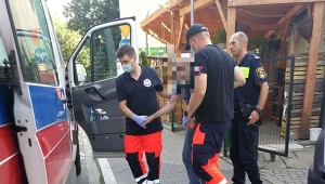 Strażnicy wynieśli 80-latka z nagrzanego auta (Źródło: Straż Miejska Miasta Krakowa)