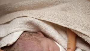 Specjaliści zalecają kontynuowanie kangurowania także po powrocie do domu