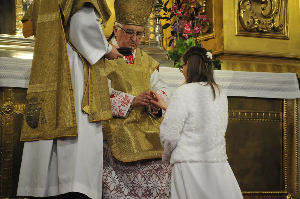 Dziewice konsekrowane składają przysięgę posłuszeństwa biskupowi