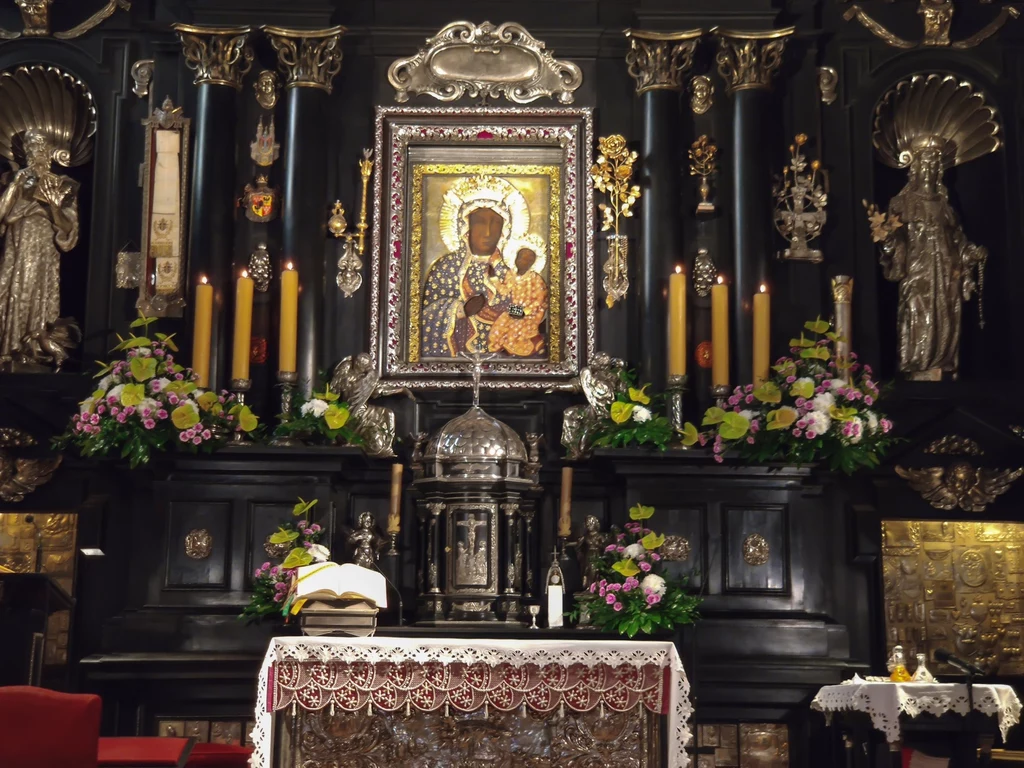 Malowidło Matki Boskiej Częstochowskiej  przysłonięte jest tzw. sukienką, czyli zdobieniami 