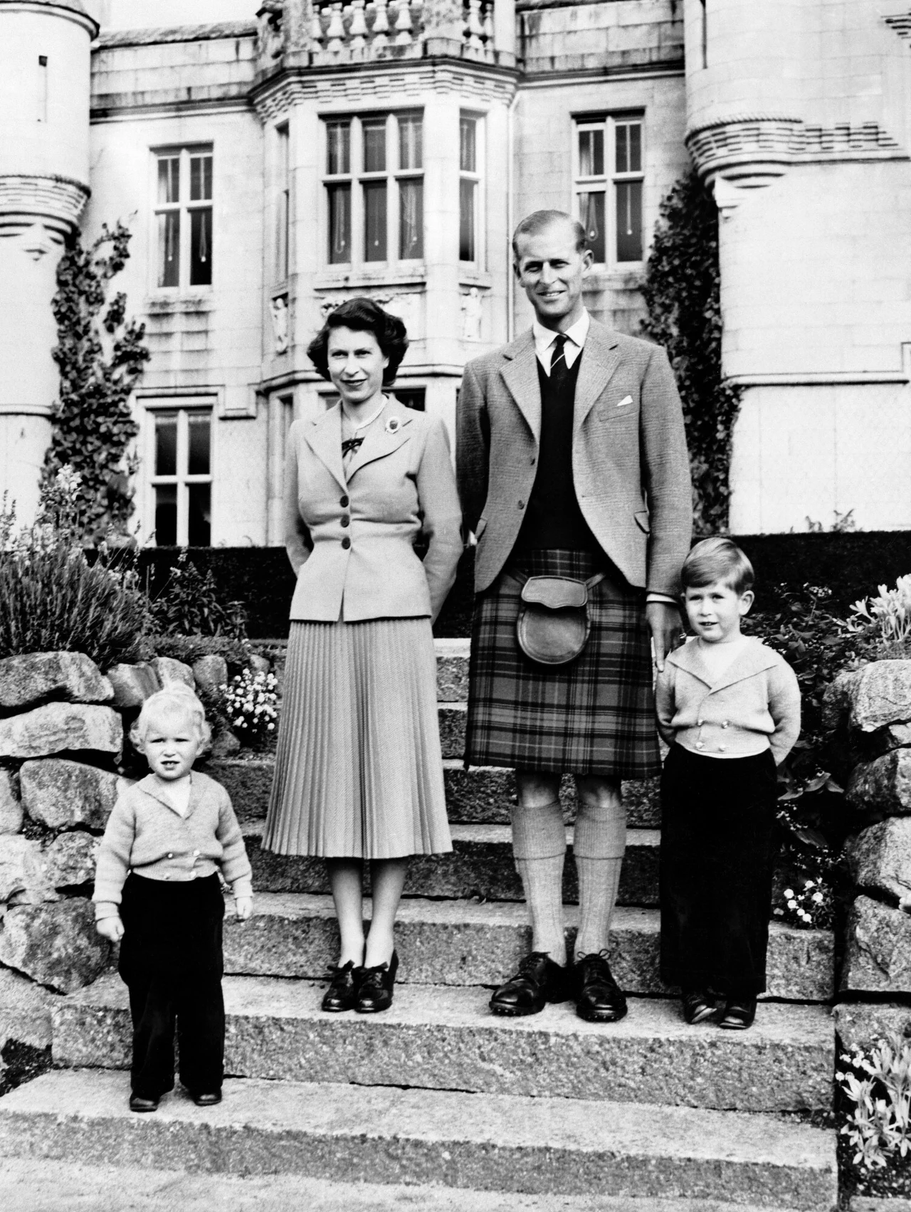 Elżbieta II i książę Filip w Balmoral Elżbieta II i książę Filip w Balmoral