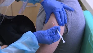 Badania: u zaszczepionych osób może dojść do infekcji, ale ryzyko jest małe