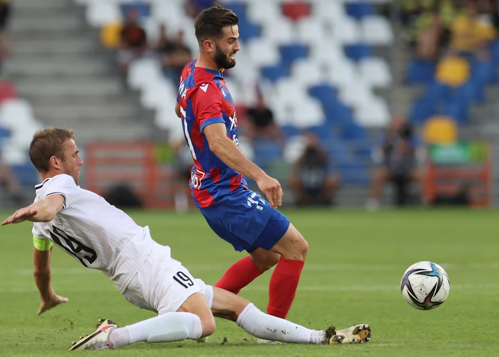 Zawodnik Rakowa Częstochowa Mateusz Wdowiak (z prawej) i Vaidas Slavickas z Suduvy Mariampol