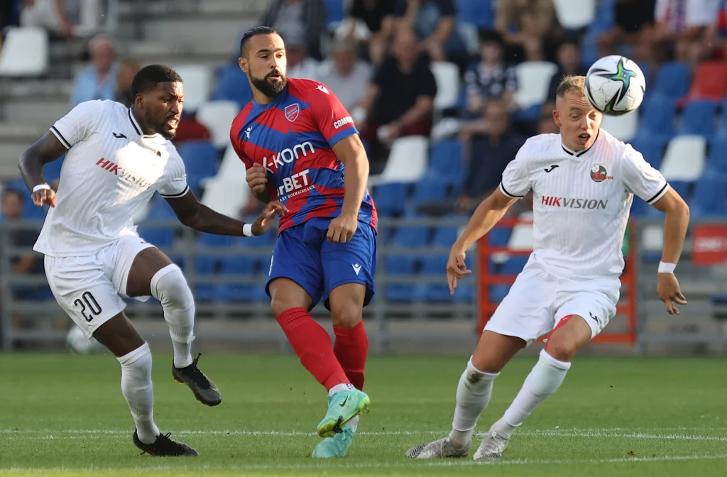 Zawodnik Rakowa Częstochowa Ivan Lopez (w środku) oraz Romain Habran (z lewej) i Olivier Rommens (z prawej) z Suduvy Mariampol