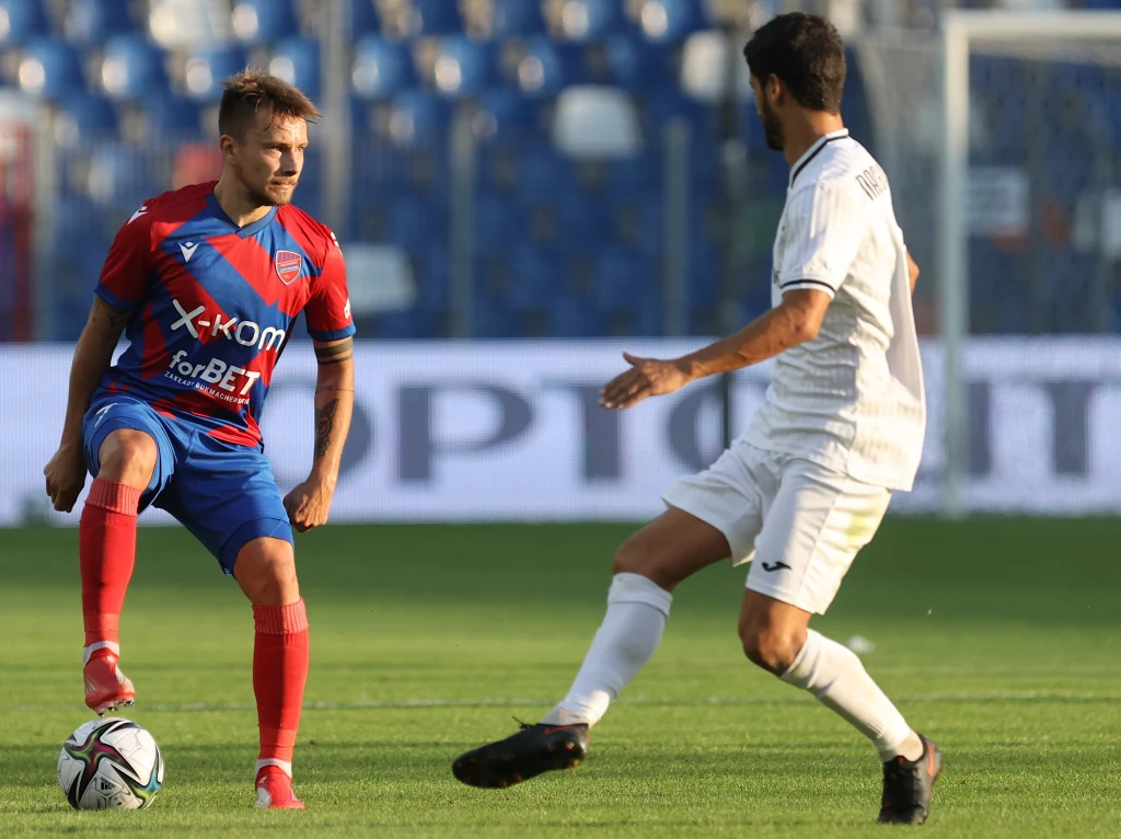 Zawodnik Rakowa Częstochowa Fran Tudor (z lewej) i Nacho Cases z Suduvy Mariampol