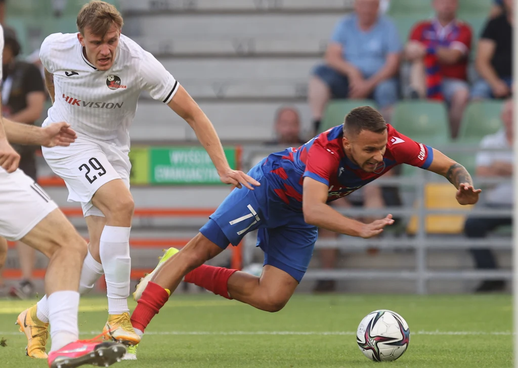 Marcin Cebula (na pierwszym planie ) z Rakowa Częstochowa