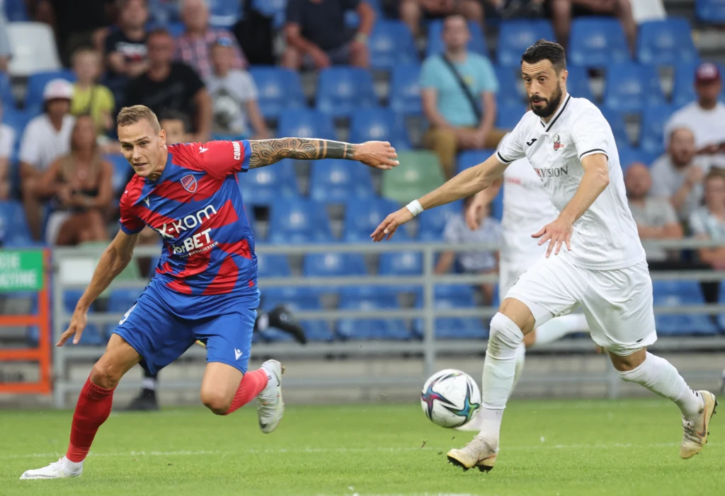 Zawodnik Rakowa Częstochowa Sebastian Musiolik (z lewej) i Aleksandar Żivanović z Suduvy Mariampol