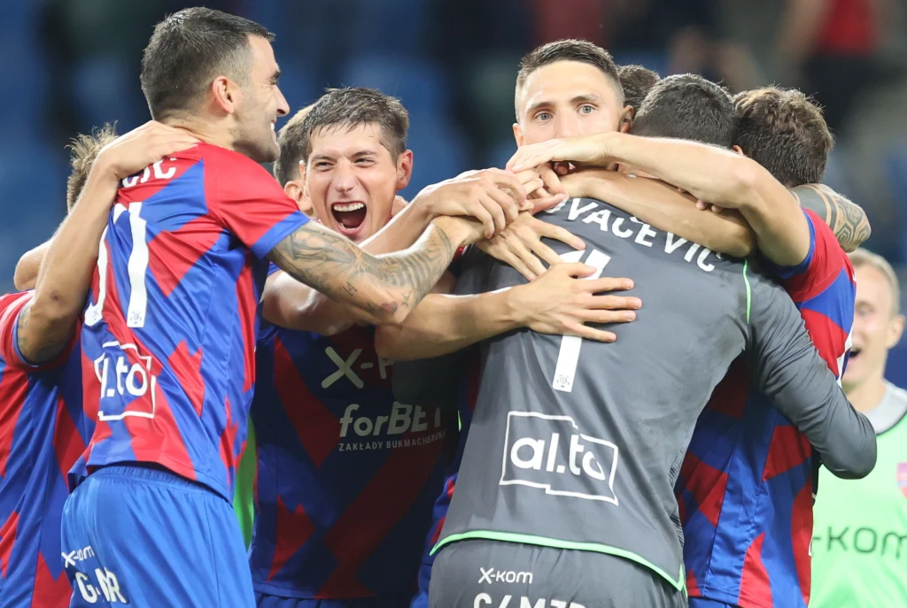 Radość zawodników Rakowa Częstochowa po wygranej w serii rzutów karnych