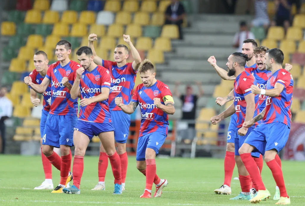 Radość zawodników Rakowa Częstochowa po wygranej w serii rzutów karnych