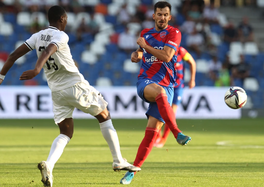  Zawodnik Rakowa Częstochowa Marko Poletanović (z prawej) i Jordan N'Kololo z Suduvy Mariampol