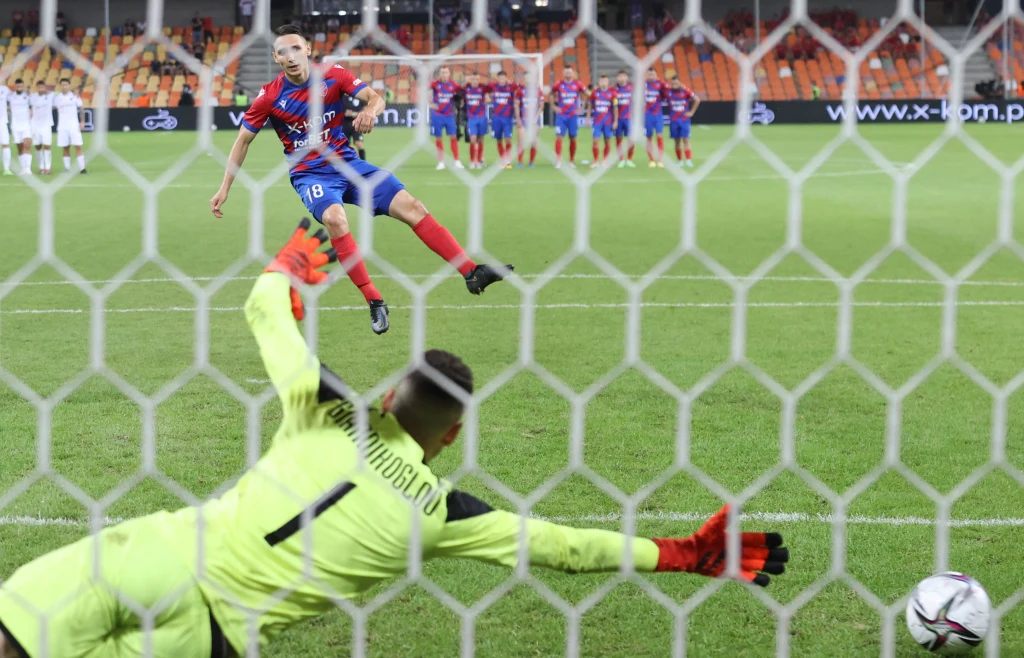 Jakub Arak wykorzystuje karnego