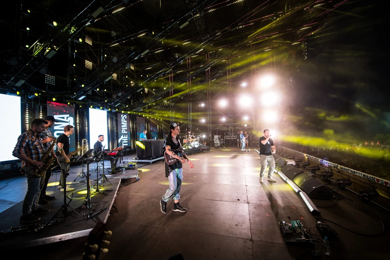 Łona i Webber & The Pimps dali energetyczny koncert na Dużej Scenie. Ze sceny wielokrotnie padały wulgarne słowa w stronę rządzącej partii PiS, chętnie powtarzane przez publiczność.