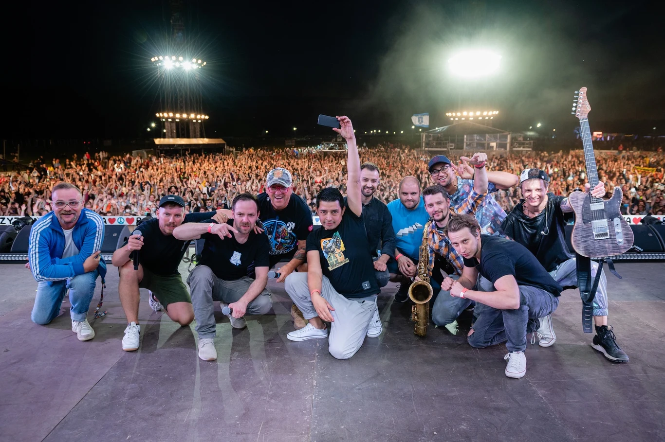 Łona i Webber & The Pimps dali energetyczny koncert na Dużej Scenie. "Może państwo tego o sobie nie wiedzą, ale państwo świetnie tańczą" - komplementował publiczność Łona. Można było usłyszeć zarówno starsze utwory formacji, jak i utwory z najnowszego albumu "Śpiewnik domowy".