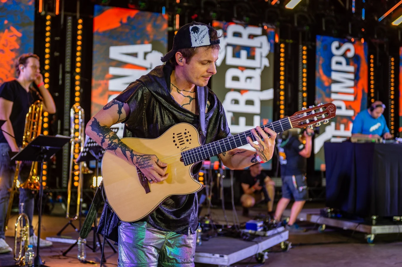 Łona i Webber & The Pimps dali energetyczny koncert na Dużej Scenie. "Ryszardzie Terlecki, zapal jointa, ministrze Czarnku, zapal jointa" - apelowali muzycy ze sceny. "Nie namawiamy do narkotyków oczywiście" - dodali. Tymi słowami zapowiedzieli utwór "Wyślij sobie pocztówkę".