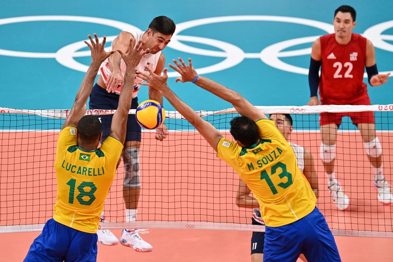Amerykanin Taylor Sander przedziera się przez brazylijski blok Amerykanin Taylor Sander przedziera się przez brazylijski blok