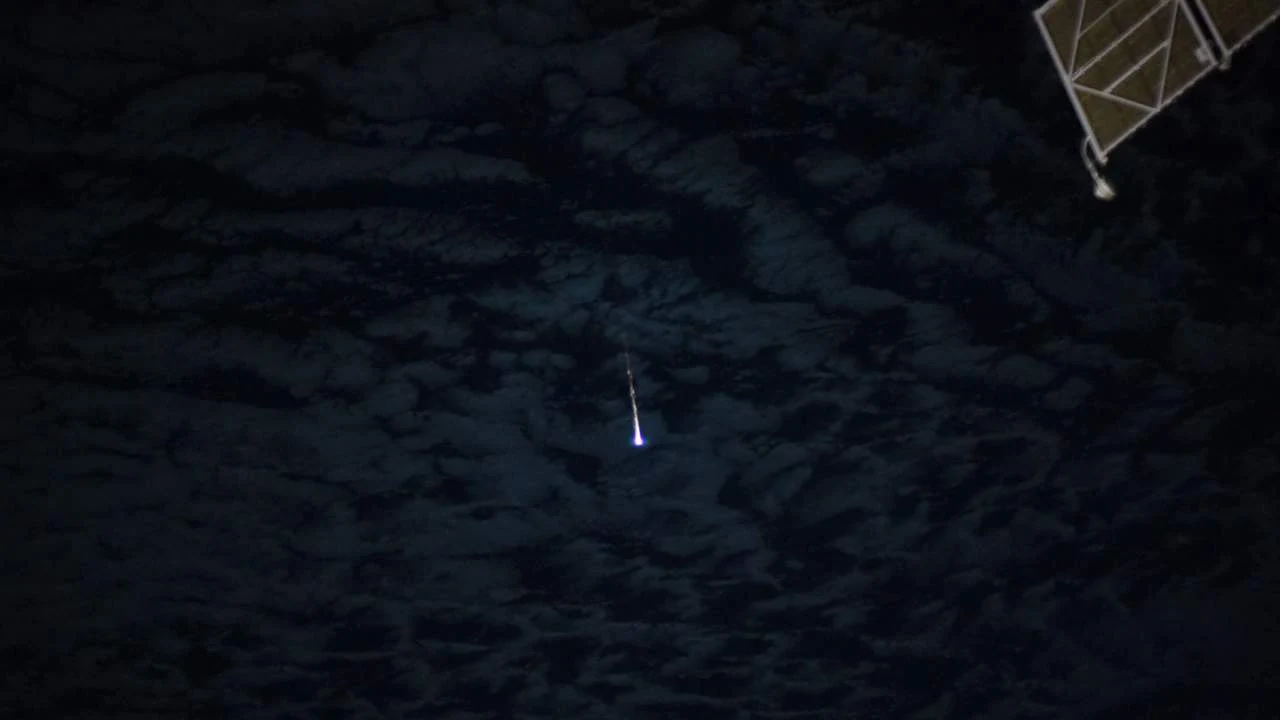 Tak wygląda rosyjski moduł spalany w ziemskiej atmosferze widziany z pokładu ISS Tak wygląda rosyjski moduł spalany w ziemskiej atmosferze widziany z pokładu ISS
