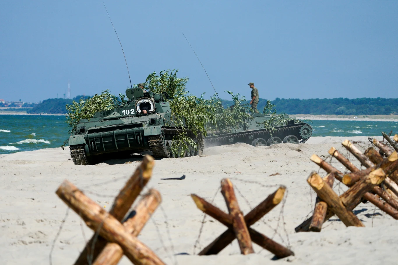 Program ćwiczeń obejmuje desant na umocnione wybrzeże, wyładunek sprzętu, zajęcie przyczółków oraz szkolenie z prowadzenia pojazdów w piaszczystym terenie. 