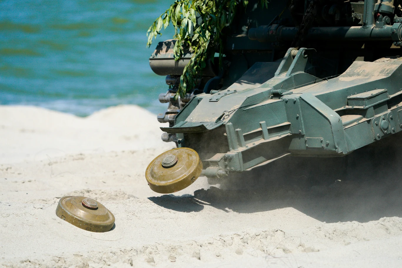 Rosjanie ćwiczyli zarówno obronę wybrzeży, stawiając zapory minowe i przeszkody inżynieryjne, jak i operacje ofensywne.